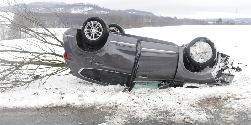 POL-HX: Pkw kommt von Straße ab und kollidiert mit Baum - zwei Personen schwer verletzt - Foto: presseportal.de