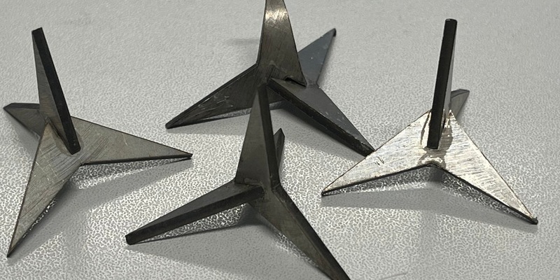 POL-KR: Drei Autos durch Wurfeisen beschädigt: Polizei sucht Zeugen - Foto: presseportal.de