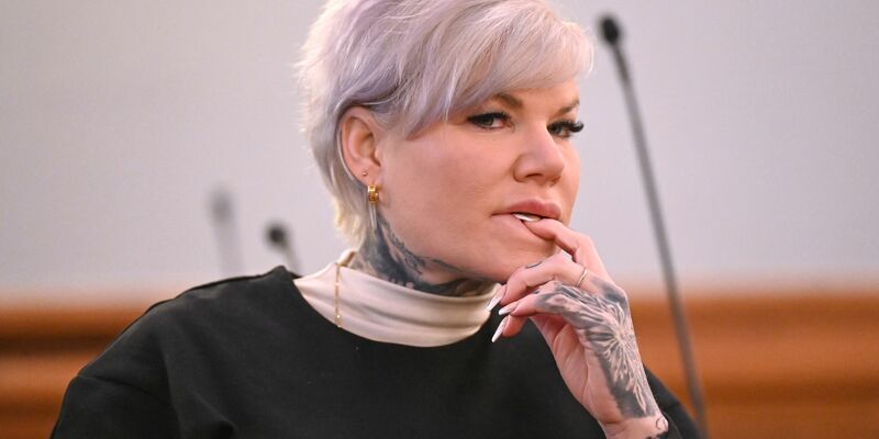 Melanie Müller steht vor Gericht, weil sie bei einem Konzert den Hitlergruß gezeigt haben soll. Es handelt sich um einen Berufungsprozess. - Foto: David Hammersen/dpa