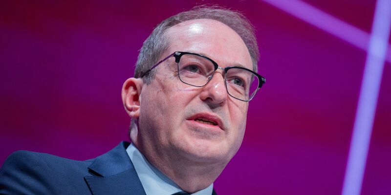 Bundesinnenminister Alexander Dobrindt will mehr Mitarbeiter des Verfassungschutzes im Kampf gegen den Linksextremismus einsetzen. - Foto: Rolf Vennenbernd/dpa