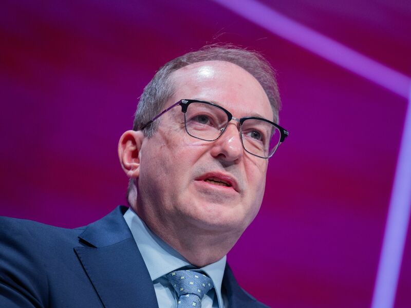 Bundesinnenminister Alexander Dobrindt will mehr Mitarbeiter des Verfassungschutzes im Kampf gegen den Linksextremismus einsetzen. - Foto: Rolf Vennenbernd/dpa