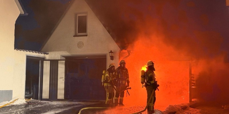 FW Lage: Carportbrand in Lage-Hörste - Foto: presseportal.de