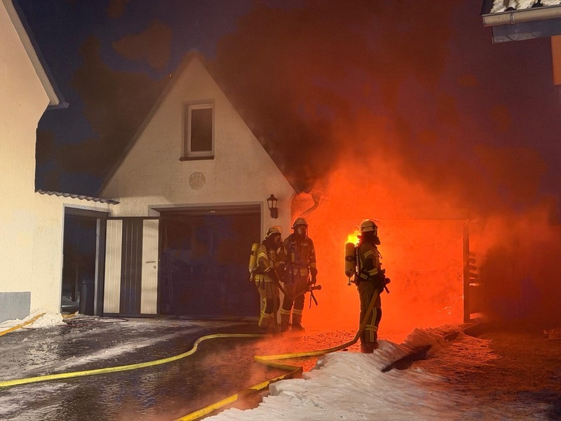 FW Lage: Carportbrand in Lage-Hörste - Foto: presseportal.de