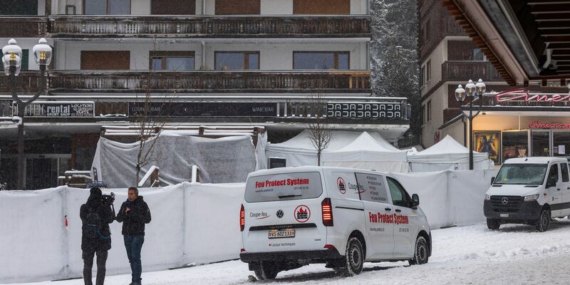 In der Bar in Crans-Montana spielte sich eine Brandkatastrophe ab. (Archivbild) - Foto: Philipp von Ditfurth/dpa