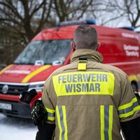 In Wismar ist eine Leiche aus einem Teich geborgen worden. - Foto: Philip Dulian/dpa