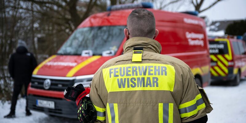 Kettensägen und Taucher waren bei der Suchaktion im Einsatz. - Foto: Philip Dulian/dpa