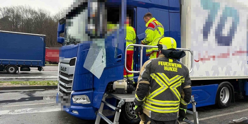 FW Hünxe: Lkw-Fahrer aus Fahrerhaus gerettet - Foto: presseportal.de