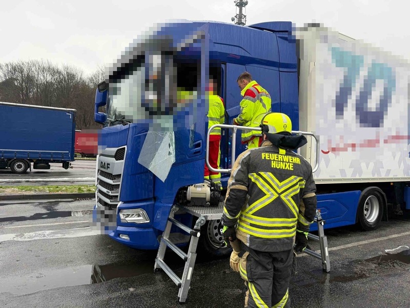 FW Hünxe: Lkw-Fahrer aus Fahrerhaus gerettet - Foto: presseportal.de