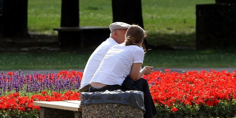 Alter Mann und junge Frau (Archiv) - Foto: via dts Nachrichtenagentur