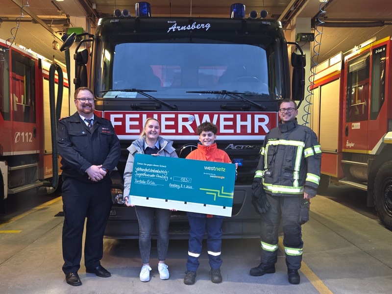 FW-AR: Westnetz spendet 183 Euro an Jugendfeuerwehr Arnsberg - Unterstützung für Städtetour nach Stuttgart 2026 - Foto: presseportal.de