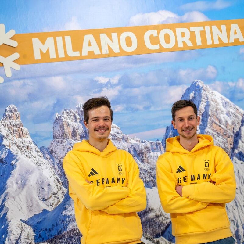 Philipp Raimund (l) und Felix Hoffmann (r) bei der Olympia-Einkleidung. - Foto: Peter Kneffel/dpa