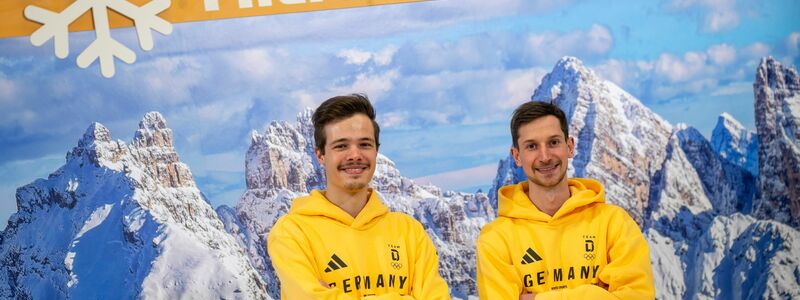 Philipp Raimund (l) und Felix Hoffmann (r) bei der Olympia-Einkleidung. - Foto: Peter Kneffel/dpa