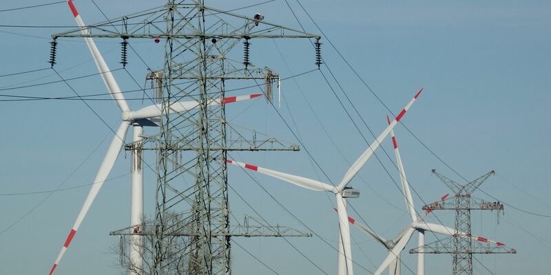 Windkraftanlagen und Strommasten - beides steht für den Ausbau erneuerbare Energie. (Symbolbild) - Foto: Carsten Rehder/dpa