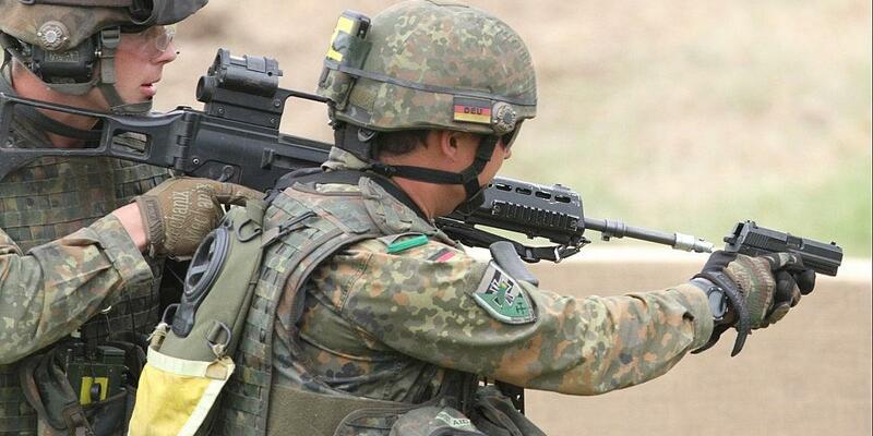 Bundeswehr-Soldat mit Pistole (Archiv) - Foto: via dts Nachrichtenagentur