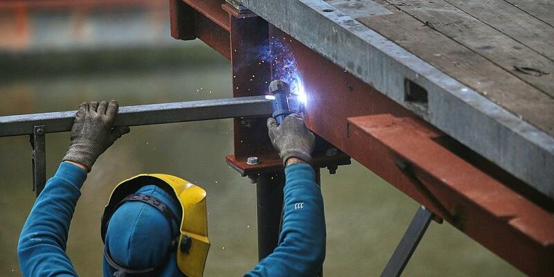 Schweißer bei der Arbeit (Archiv) - Foto: via dts Nachrichtenagentur