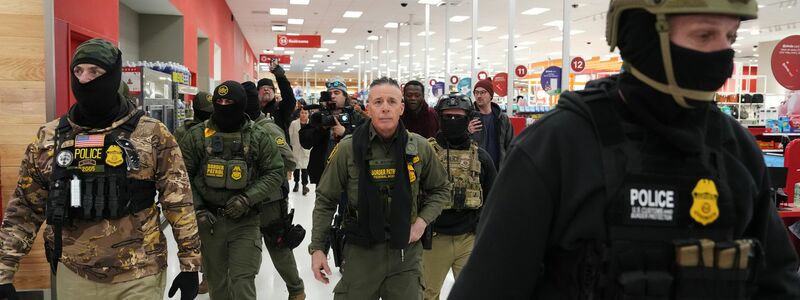 Der Einsatz der Bundesbeamten in Minnesota sei verfassungswidrig und illegal, heißt es in der Minnesota-Klage.  - Foto: Adam Gray/AP/dpa