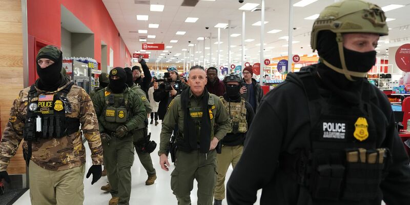 Der Einsatz der Bundesbeamten in Minnesota sei verfassungswidrig und illegal, heißt es in der Klage. (Archivbild) - Foto: Adam Gray/AP/dpa