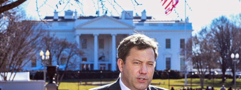 Vizekanzler und Finanzminister Lars Klingbeil (SPD) äußert sich am Rande eines Besuches in der US-Hauptstadt Washington auch zu den Drohungen von US-Präsident Donald Trump gegen die zum Nato-Partner Dänemark gehörende Arktis-Insel Grönland. - Foto: Soeren Stache/dpa