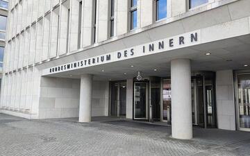Linke wirft Innenministerium Rechtsbruch bei Afghanen vor