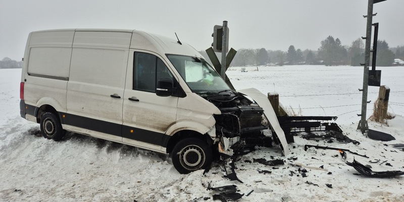 POL-SE: Klein Offenseth-Sparrieshoop - Zusammenstoß zwischen Transporter und AKN-Zug - Foto: presseportal.de