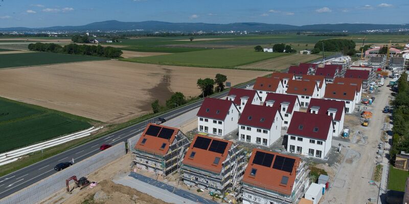 50 Hektar jeden Tag: Siedlung und Verkehr verbrauchen immer noch neue Flächen.  - Foto: Boris Roessler/dpa