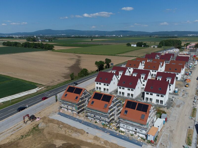 50 Hektar jeden Tag: Siedlung und Verkehr verbrauchen immer noch neue Flächen.  - Foto: Boris Roessler/dpa