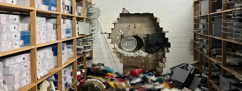 Durch ein großes Loch in der Wand waren die Täter in den Tresorraum gelangt. (Archivbild) - Foto: -/Polizei Gelsenkirchen/dpa