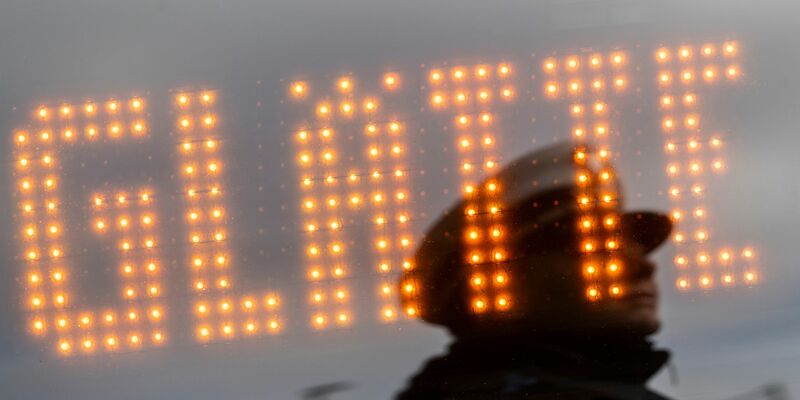 Auf dem Flughafen Wien ist der Betrieb wegen Glatteis vorübergehend eingestellt worden. (Symbolfoto) - Foto: Marijan Murat/dpa