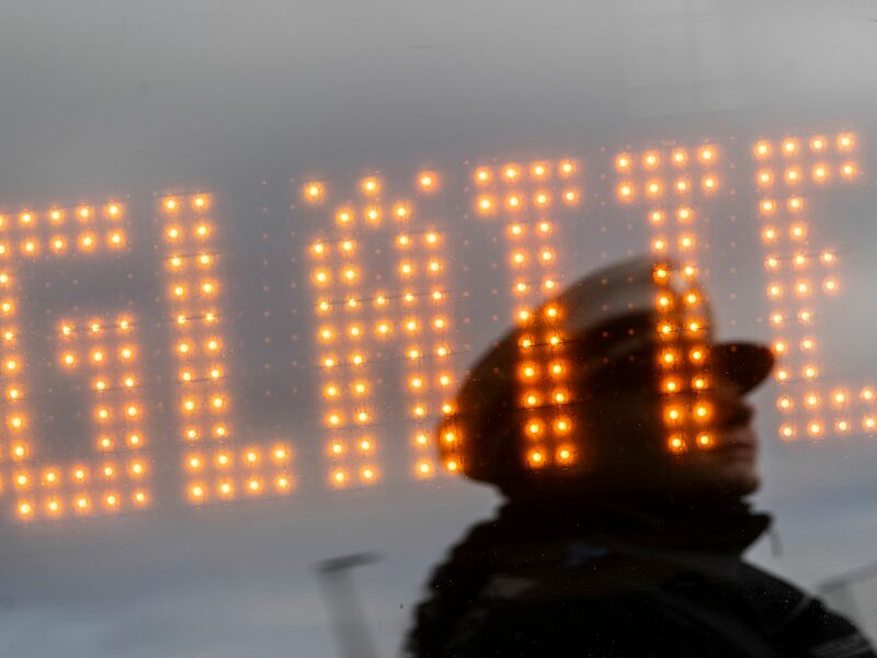 Auf dem Flughafen Wien ist der Betrieb wegen Glatteis vorübergehend eingestellt worden. (Symbolfoto) - Foto: Marijan Murat/dpa