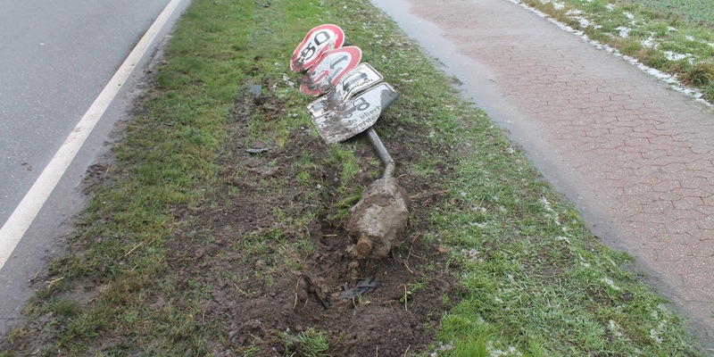POL-KR: Krefelder fährt Verkehrsschild um und verliert sein Kennzeichen am Unfallort - Foto: presseportal.de