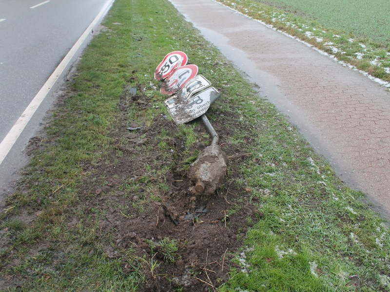 POL-KR: Krefelder fährt Verkehrsschild um und verliert sein Kennzeichen am Unfallort - Foto: presseportal.de