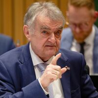 NRW-Innenminister Reul sieht eine Reihe von Fragen zum Sparkassen-Einbruch in Gelsenkirchen. - Foto: Henning Kaiser/dpa