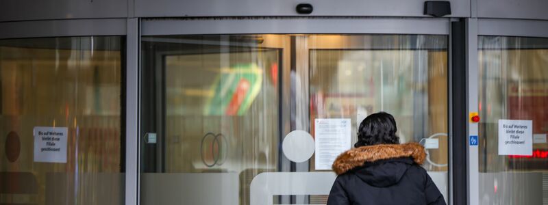 Die Filiale in Gelsenkirchen-Buer ist nach dem Einbruch weiter geschlossen. - Foto: Christoph Reichwein/dpa