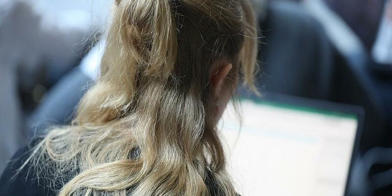 Junge Frau mit Laptop (Archiv) - Foto: via dts Nachrichtenagentur