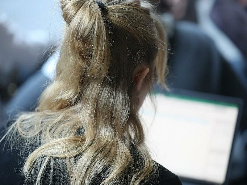 Junge Frau mit Laptop (Archiv) - Foto: via dts Nachrichtenagentur