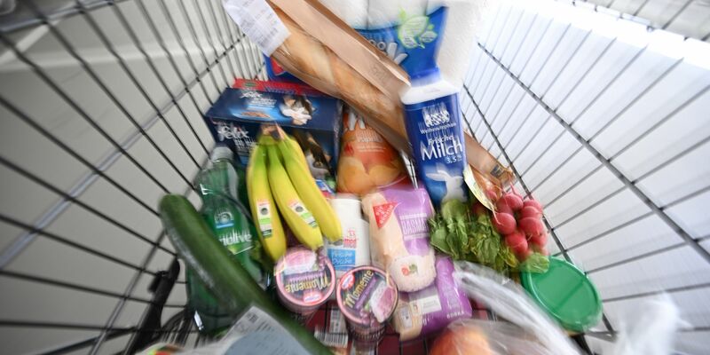Lebensmittel sind laut Statistischem Bundesamt seit 2020 im Schnitt mehr als 35 Prozent teurer geworden. (Symbolbild) - Foto: Bernd Weißbrod/dpa