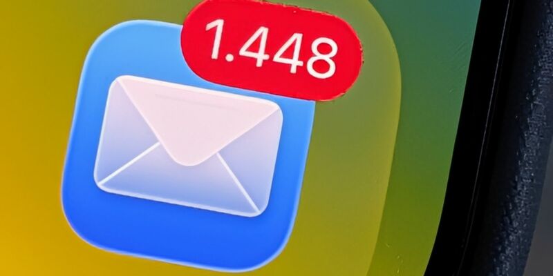 Nach einer Bitkom-Studie landen im Durchschnitt täglich 53 Mails in geschäftlichen Mail-Postfächern. - Foto: Christoph Dernbach/dpa