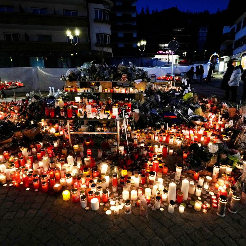 Das französische Blatt «Charlie Hebdo» erntet für eine Karikatur zu der Brandkatastrophe in der Schweiz heftige Kritik. (Archivbild) - Foto: Antonio Calanni/AP/dpa