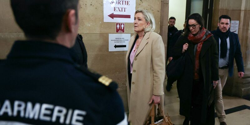 Le Pen weist die Vorwürfe zurück. - Foto: Thomas Samson/AFP/dpa