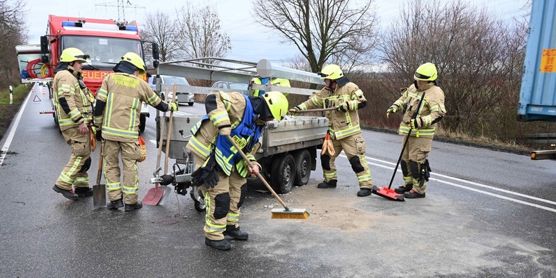 FW Pulheim: B59 blockiert: Umgekippter Anhänger und ein missglücktes Wendemanöver - Foto: presseportal.de