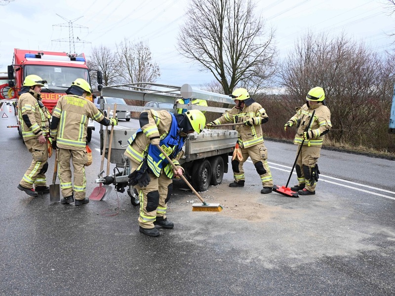 FW Pulheim: B59 blockiert: Umgekippter Anhänger und ein missglücktes Wendemanöver - Foto: presseportal.de