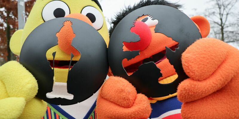 An zwei Ampeln in NDR-Nähe haben jetzt die Kultfiguren aus der Sesamstraße das Sagen.  - Foto: Christian Charisius/dpa