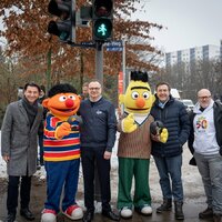Sesamstraße regelt den Verkehr: Ernie und Bert werden Ampelmännchen in Hamburg - Foto: presseportal.de