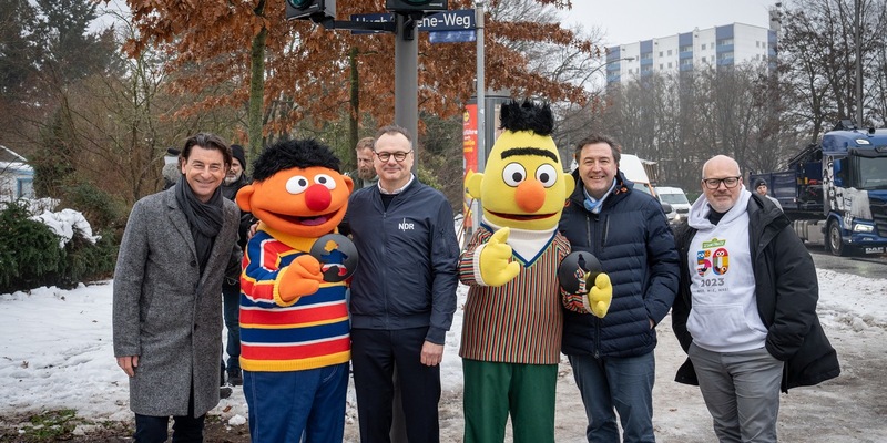 Sesamstraße regelt den Verkehr: Ernie und Bert werden Ampelmännchen in Hamburg - Foto: presseportal.de