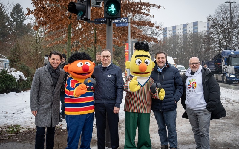 Sesamstraße regelt den Verkehr: Ernie und Bert werden Ampelmännchen in Hamburg - Foto: presseportal.de