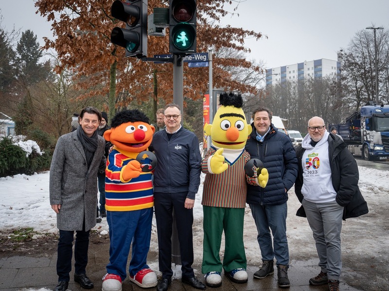 Sesamstraße regelt den Verkehr: Ernie und Bert werden Ampelmännchen in Hamburg - Foto: presseportal.de