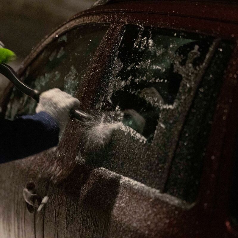 In Sachsen waren die Autos am Dienstag vereist. - Foto: Daniel Wagner/dpa