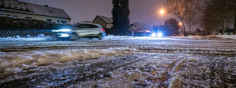 In Bayern war es am Dienstag vielerorts glatt. - Foto: Armin Weigel/dpa