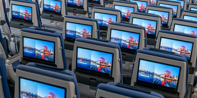 Die neue Lufthansa-Kabine wird bald mit Starlink-Internet ausgerüstet. - Foto: Peter Kneffel/dpa