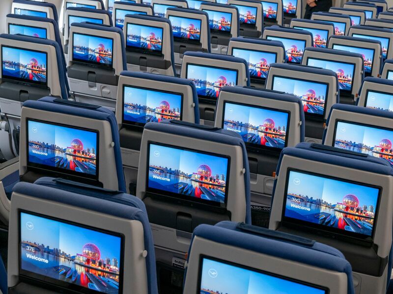 Die neue Lufthansa-Kabine wird bald mit Starlink-Internet ausgerüstet.  - Foto: Peter Kneffel/dpa